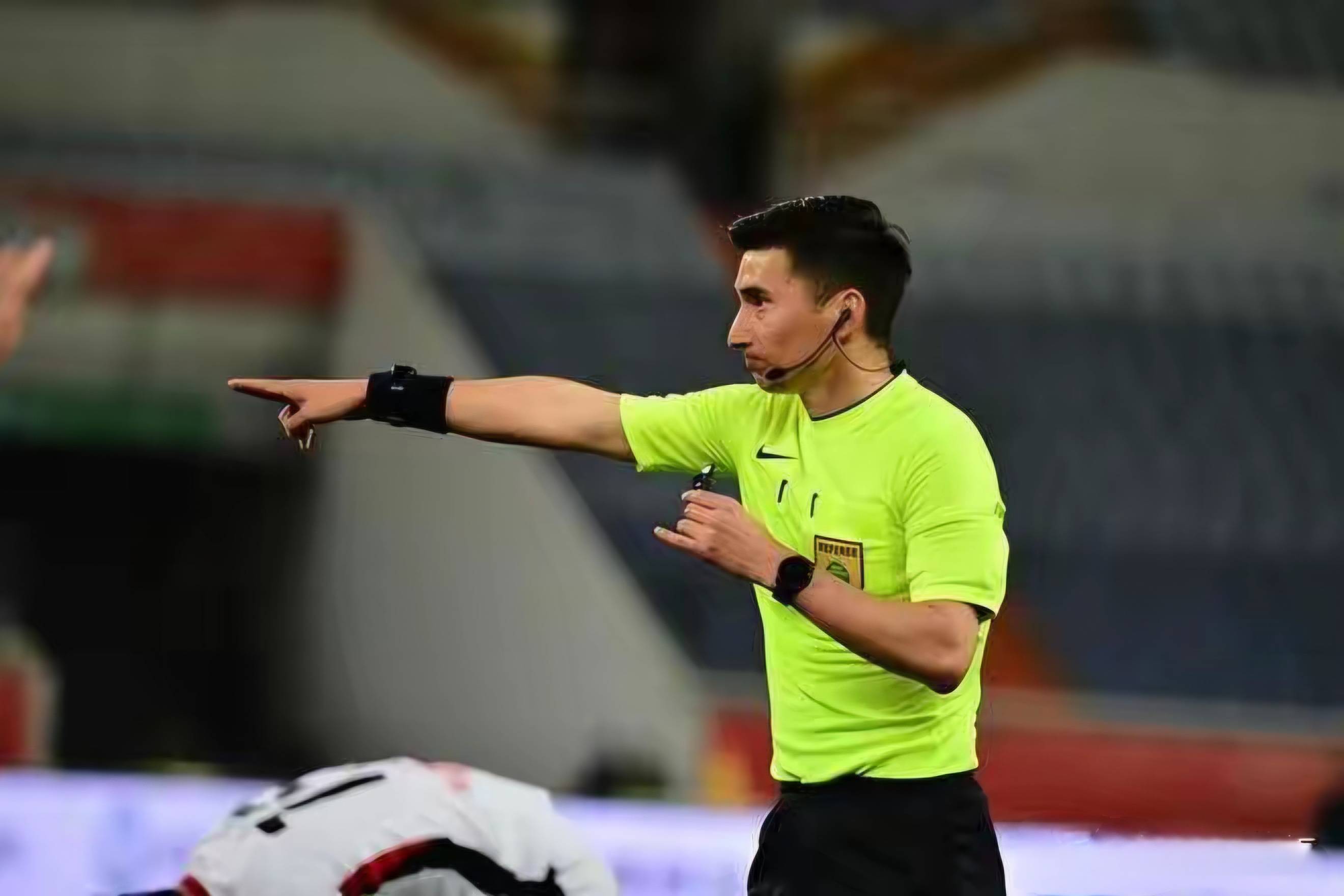 争议判罚引发球迷热议，裁判决定公布比赛细节的简单介绍