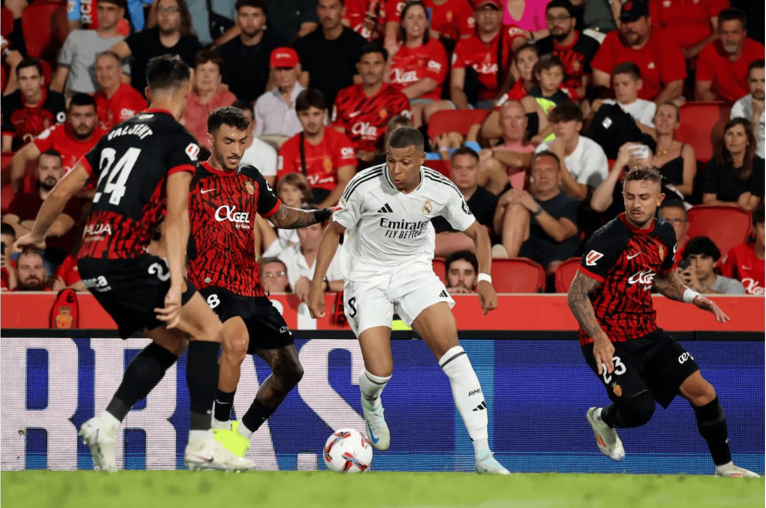 皇马重重逆袭，高昂士气再度引人瞩目的简单介绍