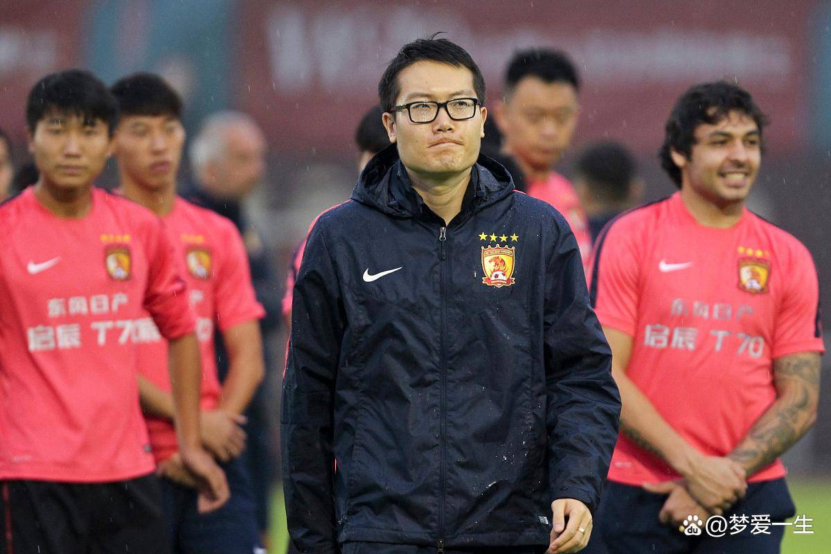 关于球场上精彩比拼国家队球员坚持训练备战比赛的信息