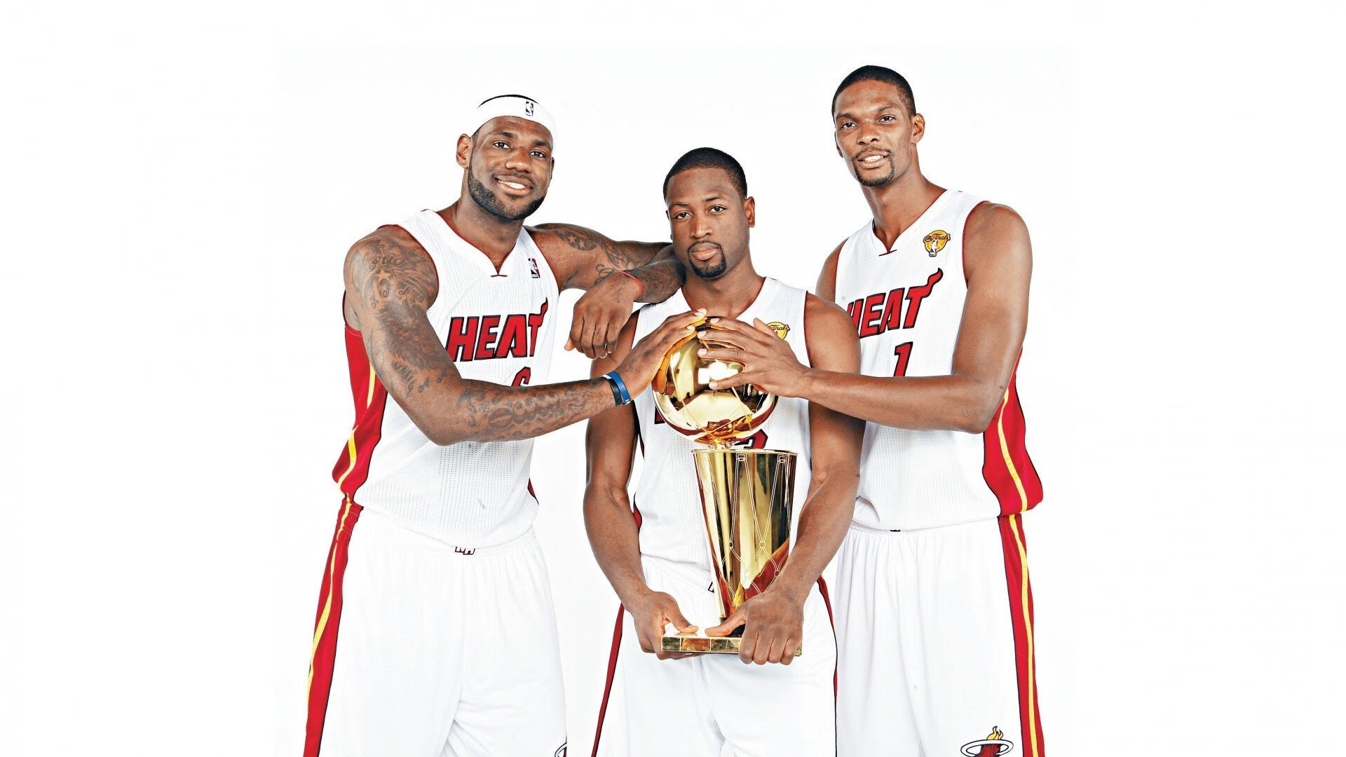 穆古鲁扎重返赛场，出色防守首场状态出色，雄鹿观众沸腾！引发球迷热议